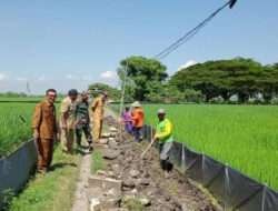 Babinsa Koramil 0812/11 Kedungpring Mendampingi Pengawasan Pembangunan Saluran Irigasi