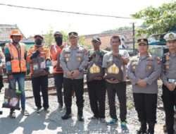 Kapolres Lamongan Sambang Petugas Palang Pintu Rel KA Dan Berikan Paket Sembako