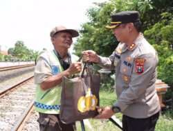 Peduli Sesama, Polres Lamongan Berbagi untuk Relawan Penjaga Perlintasan Kereta Api