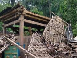 Babinsa Hargomulyo Cek Rumah Roboh di Pedukuhan Grindang