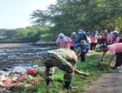 Babinsa 0812/17 Paciran Bersama Warga Lakukan Pembersihan Pantai, Wujud Peduli Lingkungan