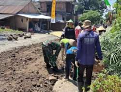 Untuk Lebih Dekat Dengan Masyarakat,Sertu Sumarno Bantu Warga Bangun Talud Dan Normalisasi Jalan