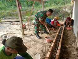 Atasi Kesulitan Warga,Sertu Kholiq Bantu Warga Rehap Rumah