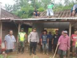 Melalui Gotong Royong, Babinsa Koramil 0801/05 Nawangan Menjadi Tauladan Bagi Warga