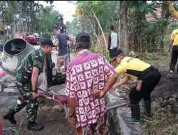 Anggota Kodim 0802/Ponorogo Kerja Bakti Perbaiki Rumah Warga