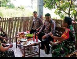 Babinsa Koramil 0805/03 Geneng Komsos Dengan Anggota Ormas Banser