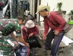 Babinsa Krembangan Utara Bersama Warga Ciptakan Lingkungan Bersih dan Sehat