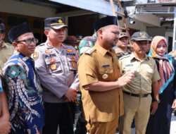 Kapolres Gresik Dampingi Bupati Tinjau Korban Bencana Puting Beliung