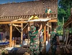 Lestarikan Budaya Gotong -royong, Anggota Koramil Bringin Bantu Warga Bangun Rumah