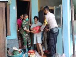 Wujud Kepedulian, Babinsa Bersama Bhabinkamtibmas Kepatihan Wetan Berikan Bantuan Sembako Kepada Warganya