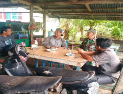 Babinsa Koramil 03 Sioban Serda Efendi Kodim 0319/Mentawai Melaksanakan Komsos dengan Komponen Masyarakat