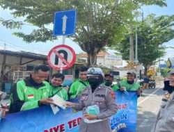 Polresta Mojokerto Berbagi Helm Gratis, Ajak Komunitas Ojek Online Tertib Berlalu Lintas