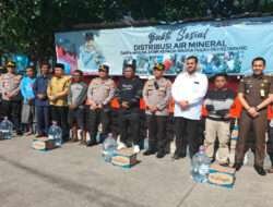 Kapolda Jatim Gelontorkan Bantuan Air Mineral Untuk Penduduk Pulau Gili Ketapang