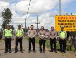 Cegah Kecelakaan di Perlintasan Kereta Api, Polres Malang Pasang Papan Himbauan
