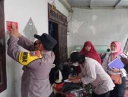 PolsekTambaksari Polrestabes Surabaya Bhabinkamtibmas Laksanakan Pemasangan Stiker warga Miskin