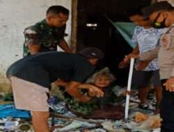 Kompak, Polisi di Ponorogo bersama TNI dan Warga Bedah Rumah Mbah Ponirah yang Hidup Sebatangkara