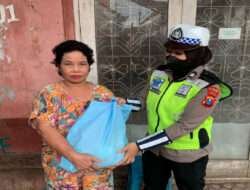 Polres Gresik Door to Door Berbagi Kepada Warga Kurang Mampu