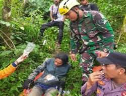 Babinsa, Aparat Terkait dan Relawan Evakuasi Pendaki Gunung Merapi