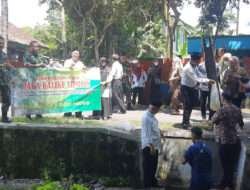 Anggota Koramil Galur Pendampingan Giat Tabur Benih Ikan
