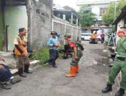 Babinsa Joyontakan Kerja Bakti bersama Warga Binaannya