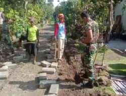 Babinsa Koramil Kwadungan Membantu Warga Masyarakat Bergotong Royong Pavingisasi Jalan