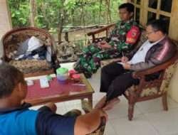 Bangun Pertahanan Wilayah, Babinsa Koramil 0801/11 Donorojo Lakukan Komsos Dengan Warga
