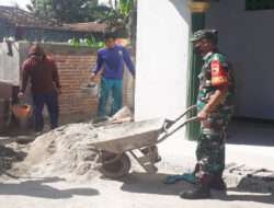 Babinsa Kodim 0802/Ponorogo Gotong Royong Bangun Tempat Wudhu di Desa Binaan