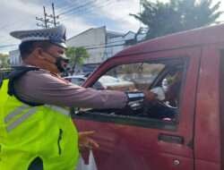 Polres Gresik Bagikan Sembako Kepada Petugas Kebersihan,Tukang Becak dan Sopir Angkot