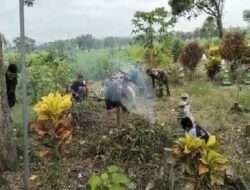 Babinsa Padas Dan Warga Gotong Royong Bersihkan Makam