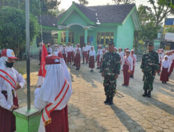 Bentuk Pembinaan Wilayah, Babinsa Koramil 0805/05 Karangjati Jadi Pembina Upacara di SDN Rejuno