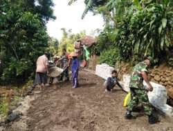 Babinsa Bantu Masyarakat Gotong Royong Melaksanakan Pemasangan Paving