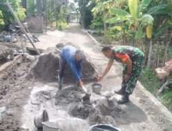 Babinsa Bantu Pembuatan Pondasi Rumah Milik Warga Binaan