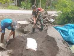 Peduli dengan warga Babinsa bantu pembuatan rumah warga