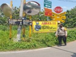 Polresta Mojokerto Pasang Baner Himbauan, Minimalisir Laka Perlintasan KA Tanpa Palang Pintu