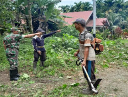 Babinsa Koramil 04/Sikakap Kodim 0319/Mentawai Mengajak Masyarakat Gotong Royong Membersikan Jalan