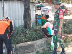 Wujudkan Kemanunggalan TNI Rakyat Babinsa Kelurahan Jebres Kerja Bakti Bersama Warga