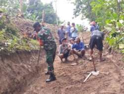 Serka Sugianto Bersama Warga Gotong – Royong Perbaiki Jalan Menuju Makam