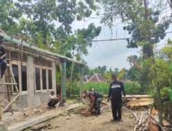 Selalu Ada Bersama Rakyat Babinsa Bantu Renovasi Rumah