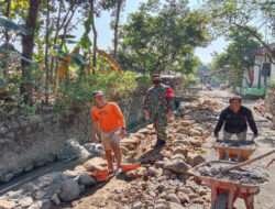 Perlancar Transportasi, Anggota Koramil Kendal Bersama Warga Gotong-Royong Perbaiki Jalan