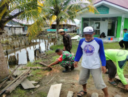 Babinsa 0319/Mentawai Serka Aditya bersama warga Perbaiki Jembatan Penyeberangan