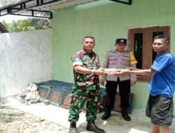 Babinsa Koramil 0805/13 Kedunggalar Salurkan Bantuan Keramik Untuk Renovasi Musholla