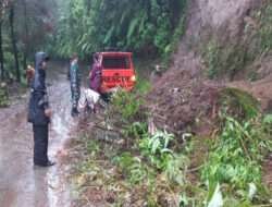 Tanggap Bencana, Babinsa Koramil Selo Evakuasi Tanah Longsor