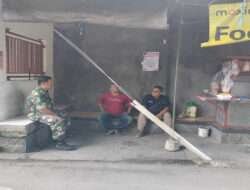 Jaga Jangan Ada Jarak diantara Kita, Babinsa Kemlayan Komsos Warganya