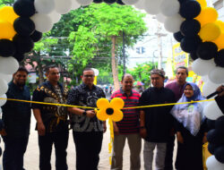 Grand Opening Outlet Pusat Kurma Lawang Agung Gresik ditandai dengan Potong Pita dan Berdoa Bersama oleh Yasir Basrewan CEO dari Lawang Agung