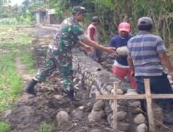Dengan Karya Bakti, Babinsa Koramil Ngawi Mewujudkan Warganya Untuk Mudah Mendapatkan Pengairan Ke Persawahan