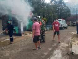 Basmi Sarang Nyamuk,Sertu Sumardi Dampingi Pelaksanaan Fogging Di Wilayah Binaannya