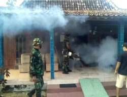 Jaga Kesehatan Lingkungan, Babinsa Kodim 0802/Ponorogo Lakukan Penyemprotan Fogging di Desa Binaan