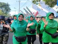 Berdayakan Hidup Sehat, Ketua Persit KCK Cabang XV Kodim 0801/Pacitan Ikuti Semarak Fun Walk