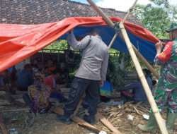 Rumah Warga Terbakar, Babinsa Kodim 0802/Ponorogo Kerja Bakti Bersihkan Puing – Puing Rumah