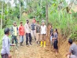 Peduli Dengan Rakyat, Babinsa Koramil 0801/01 Pacitan Gotong Royong Perbaiki Jalan